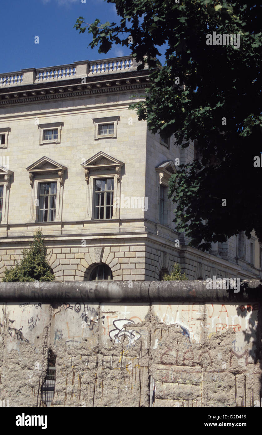 L'Allemagne. Berlin. Chambre des représentants et d'un fragment du mur de Berlin.. Niederkirchnerstrasse. Banque D'Images