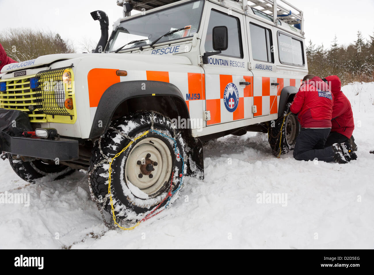 Scarborough & Best Western Mountain Rescue Team le montage des chaînes à neige, lors d'un exercice d'entraînement dans la région de Dalby Forest. Banque D'Images