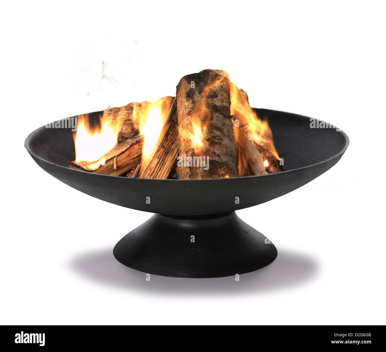 Brazier avec bûches découper fond blanc Banque D'Images
