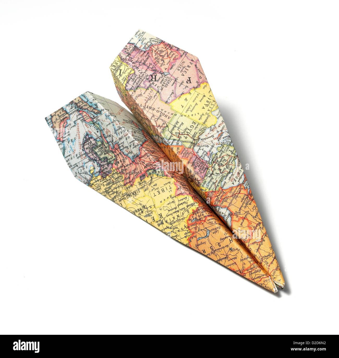 La carte pliée comme un avion en papier découpé fond blanc Banque D'Images