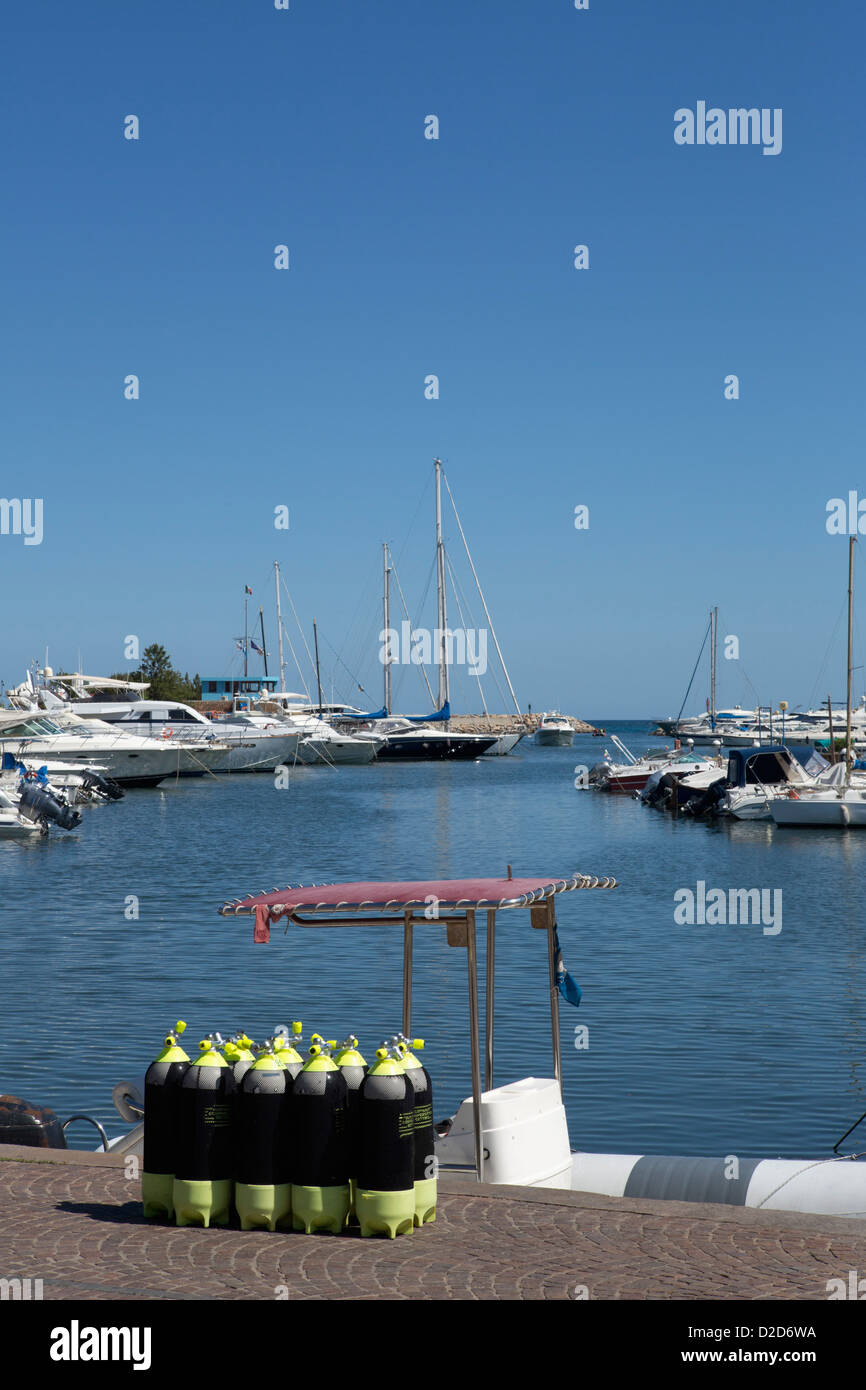 Un groupe de réservoirs d'oxygène de plongée sur une jetée dans une marina, Agrustos, Italie Banque D'Images