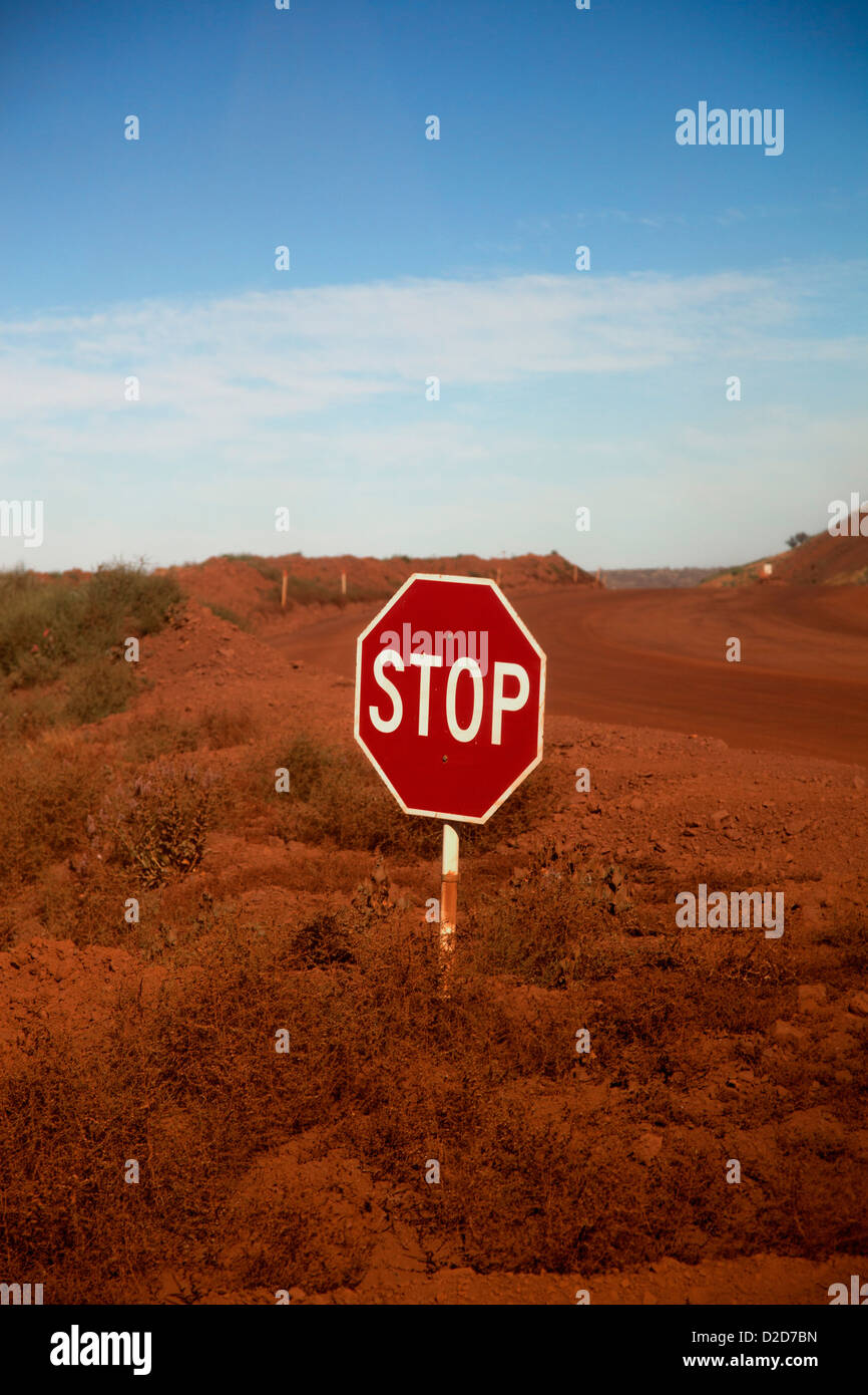 Un panneau d'arrêt à une intersection dans un désert Banque D'Images