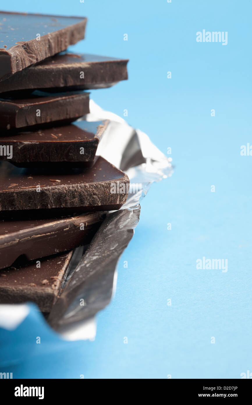 Détail d'une pile de chocolat noir Banque D'Images