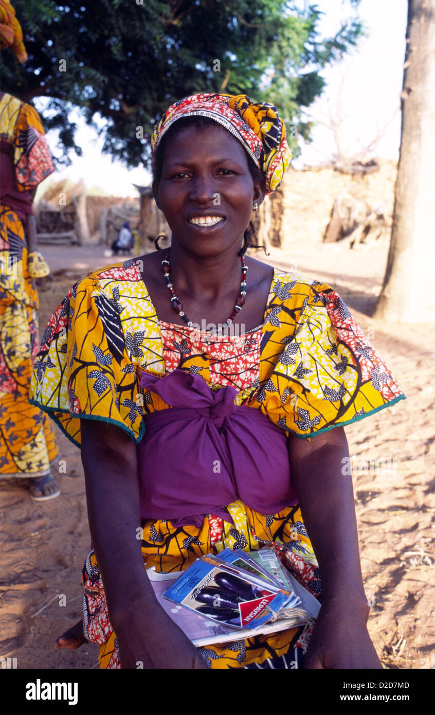 Femme du Mali, d'Afrique, portant robe robe traditionnelle appelée un  boubou avec foulard Photo Stock - Alamy