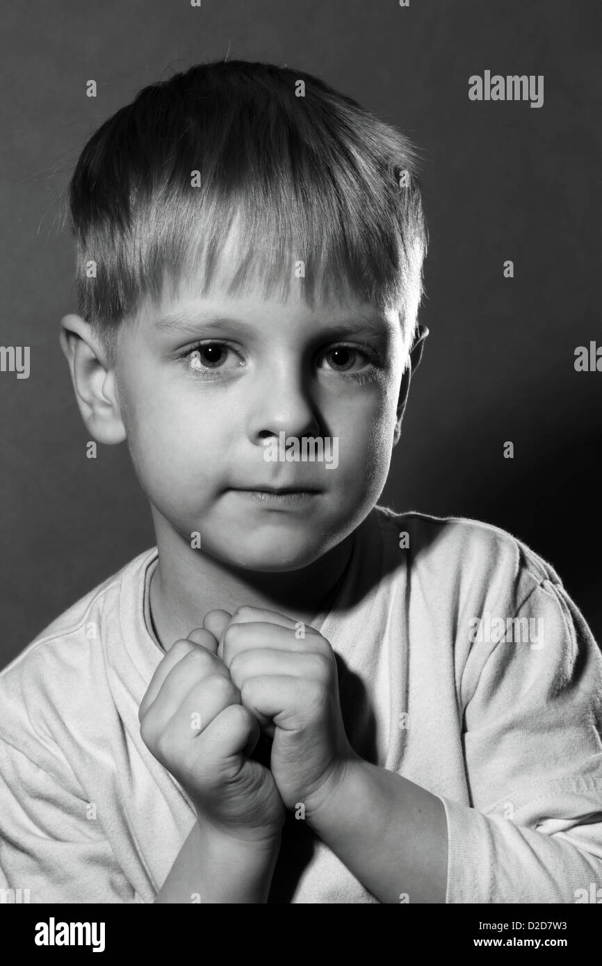Portrait noir et blanc expressif du petit garçon Banque D'Images