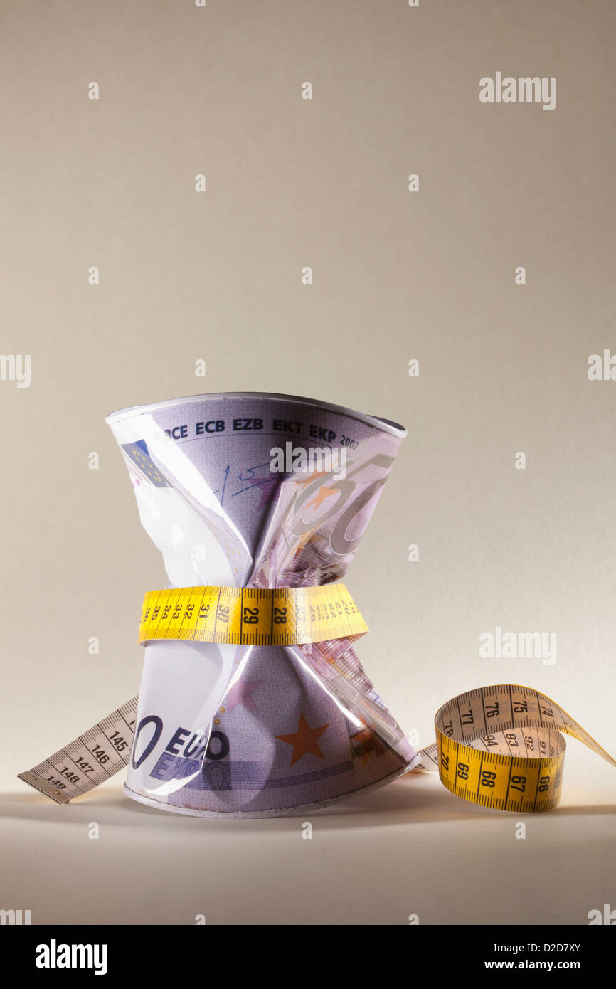 L'argent peut mesuré avec un ruban à mesurer Banque D'Images