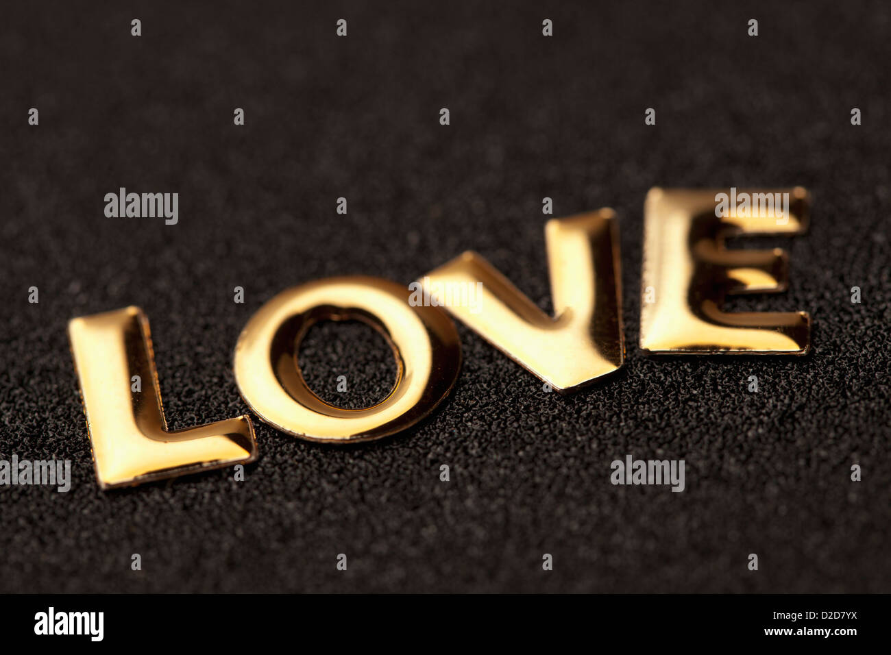 Seul mot 'Amour' en lettres d'or Banque D'Images