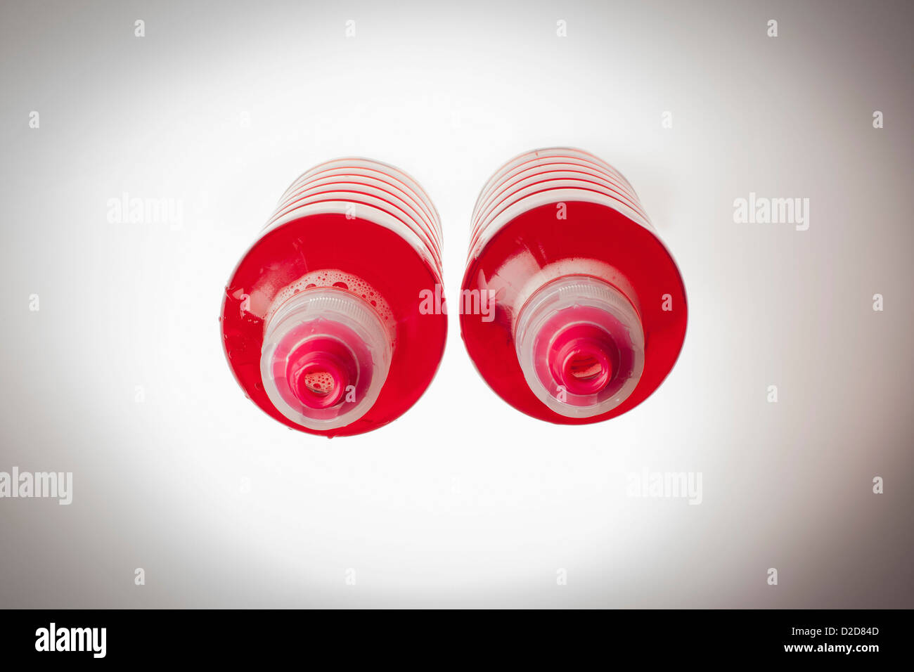 Deux bouteilles de boisson sport organisé pour ressembler à une paire de seins Banque D'Images