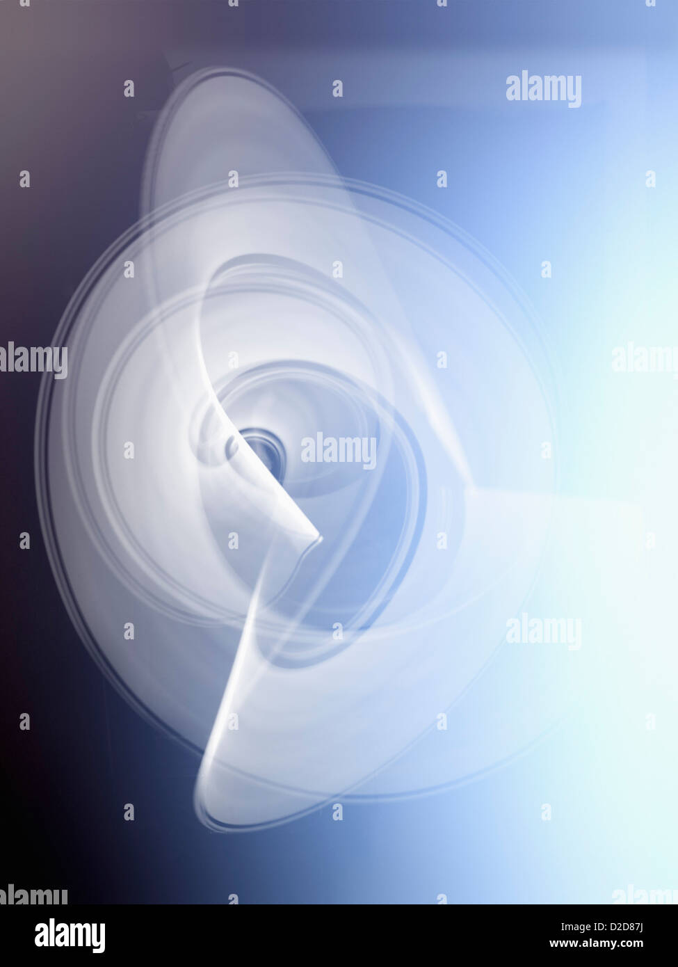 Des sentiers de lumière création d'un motif de cercles tourbillonnants blanc abstrait sur fond noir Banque D'Images