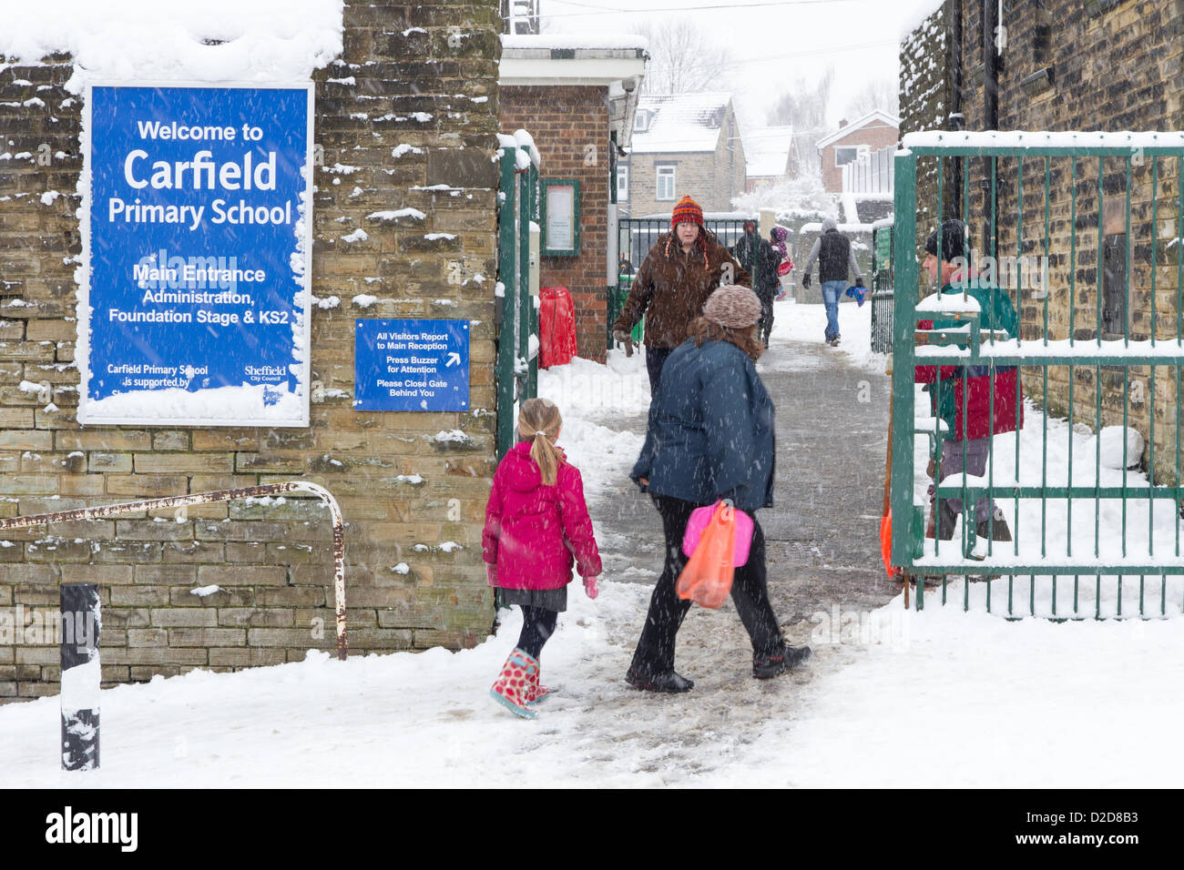 Sheffield, Royaume-Uni. 21 janvier 2013. Les parents prennent leurs enfants à l'école. La vague de froid dans le Royaume-uni continue mais les écoles demeurent ouvertes à Sheffield en dépit d'une nuit de neige. Banque D'Images