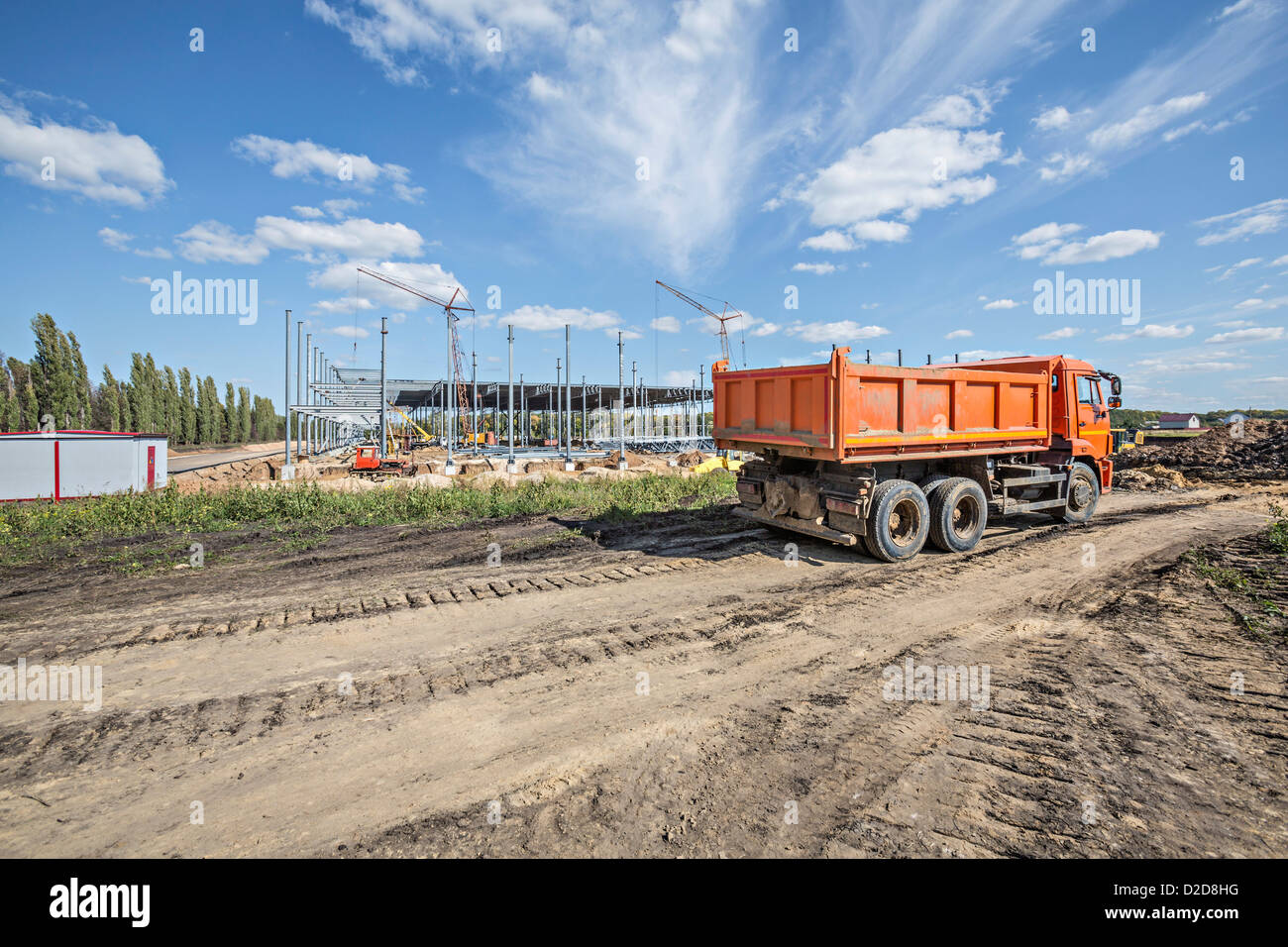 Camion Dumper garée sur un chemin de terre at construction site Banque D'Images