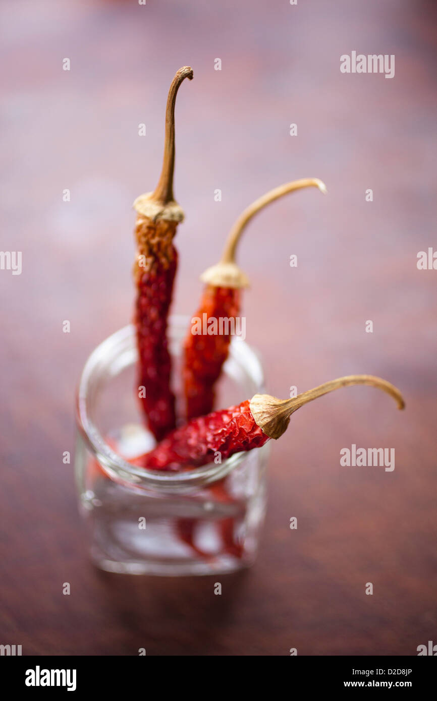 Trois piments séchés dans un pot de verre Banque D'Images