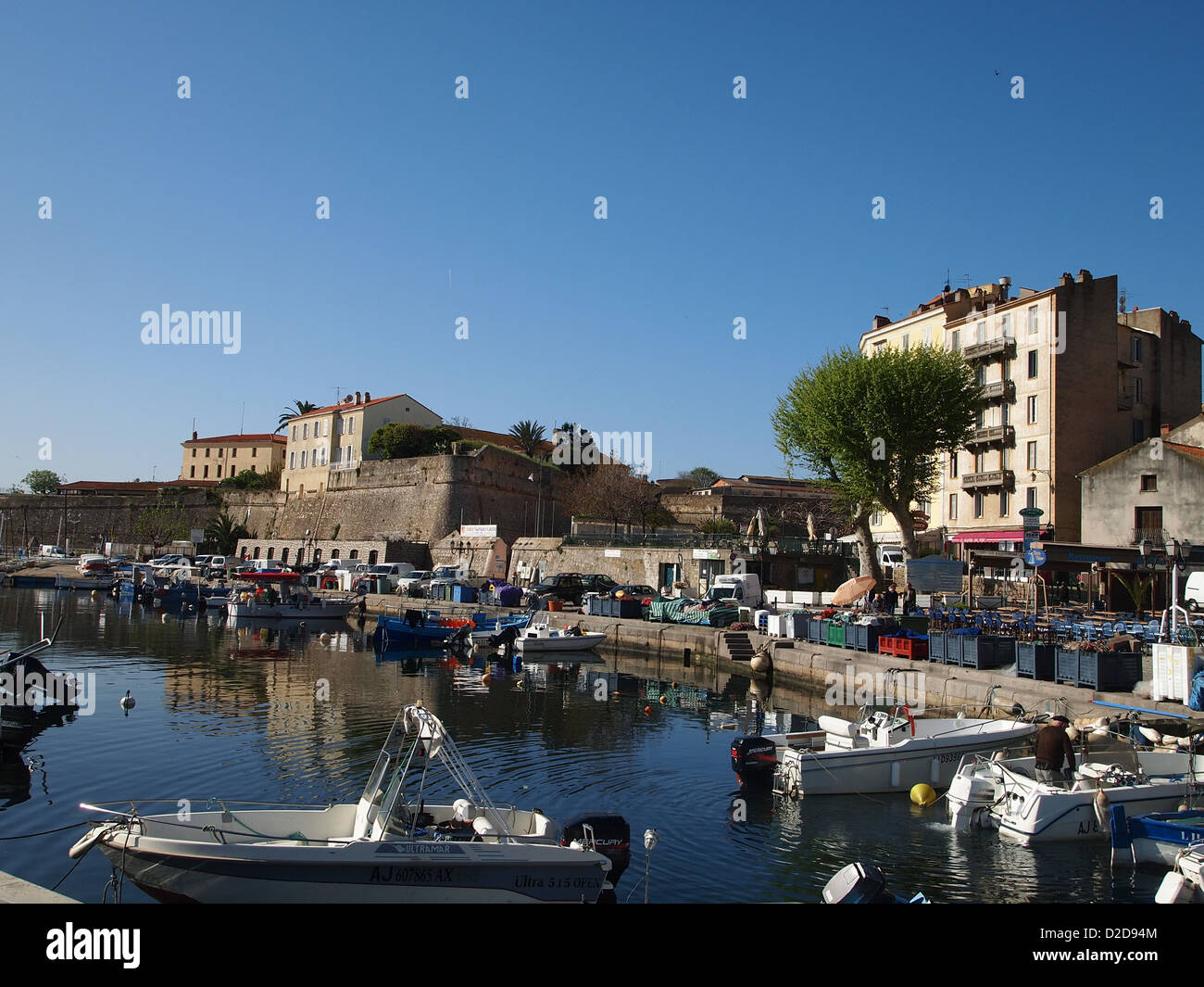 Un port coloré à Ajaccio en Corse Banque D'Images