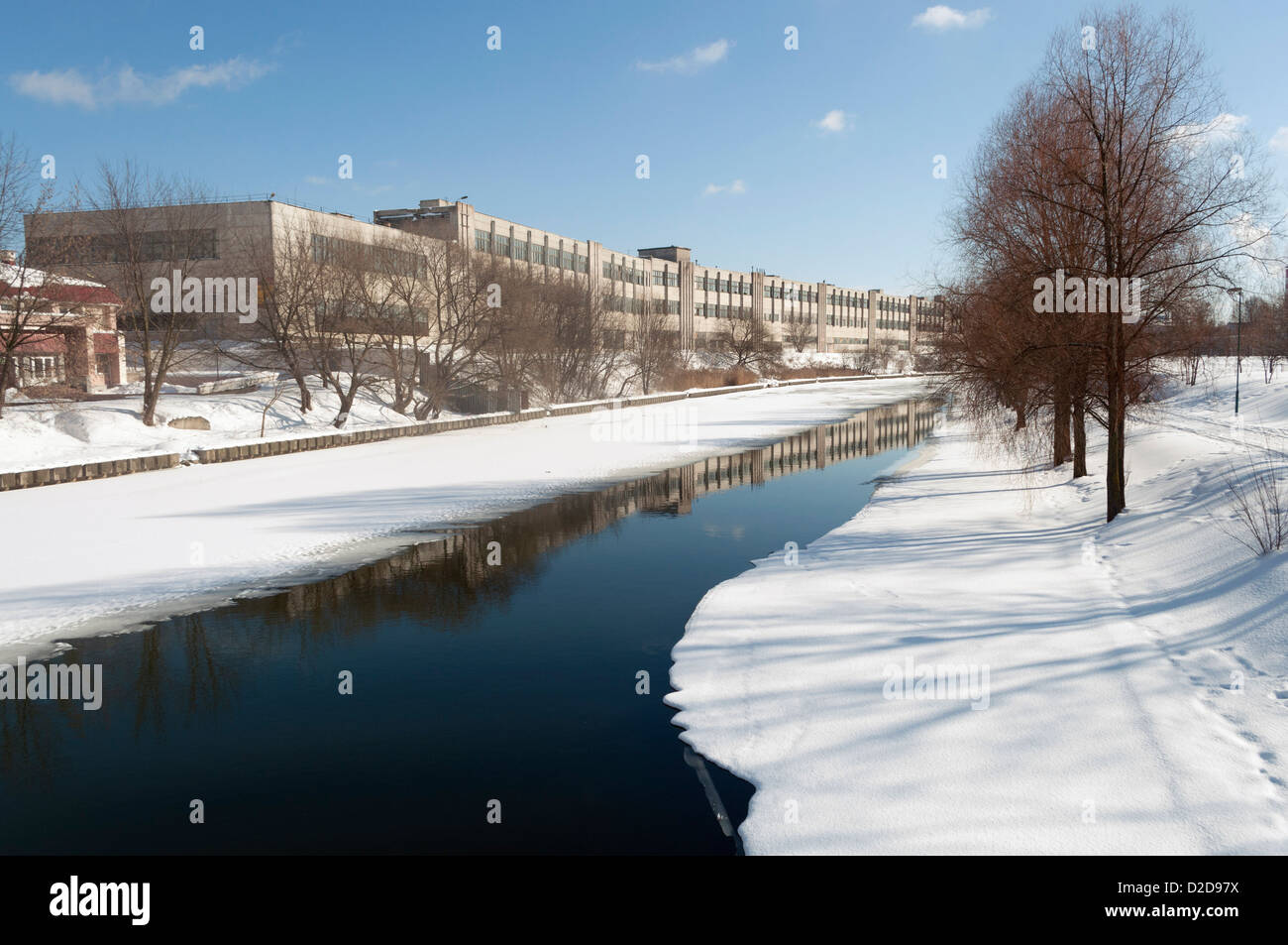 Rivière gelée semi en hiver Ville Minsk, Bélarus Banque D'Images