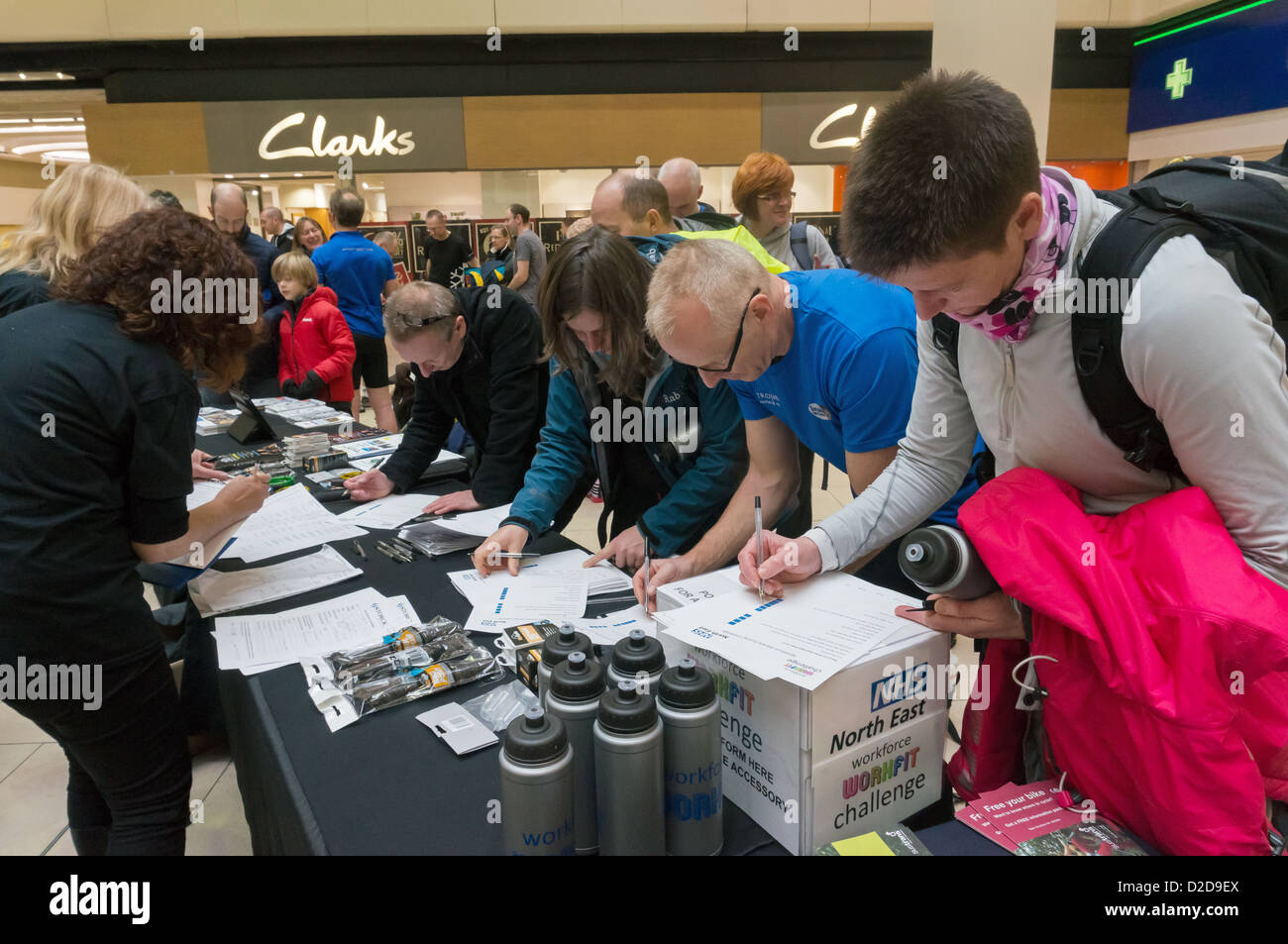 Les gens dans la population active participants défi vélo hp Adjustable Dual display Stand Newcastle Eldon Square Banque D'Images