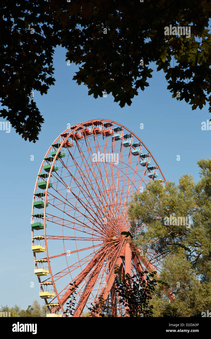 La lumière du soleil qui brille sur une grande roue à l'arrêt Banque D'Images