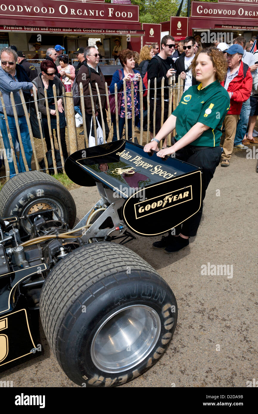 1976 Lotus-Cosworth 77 se déplace dans le paddock au Goodwood Festival of Speed 2012, Sussex, UK. Banque D'Images