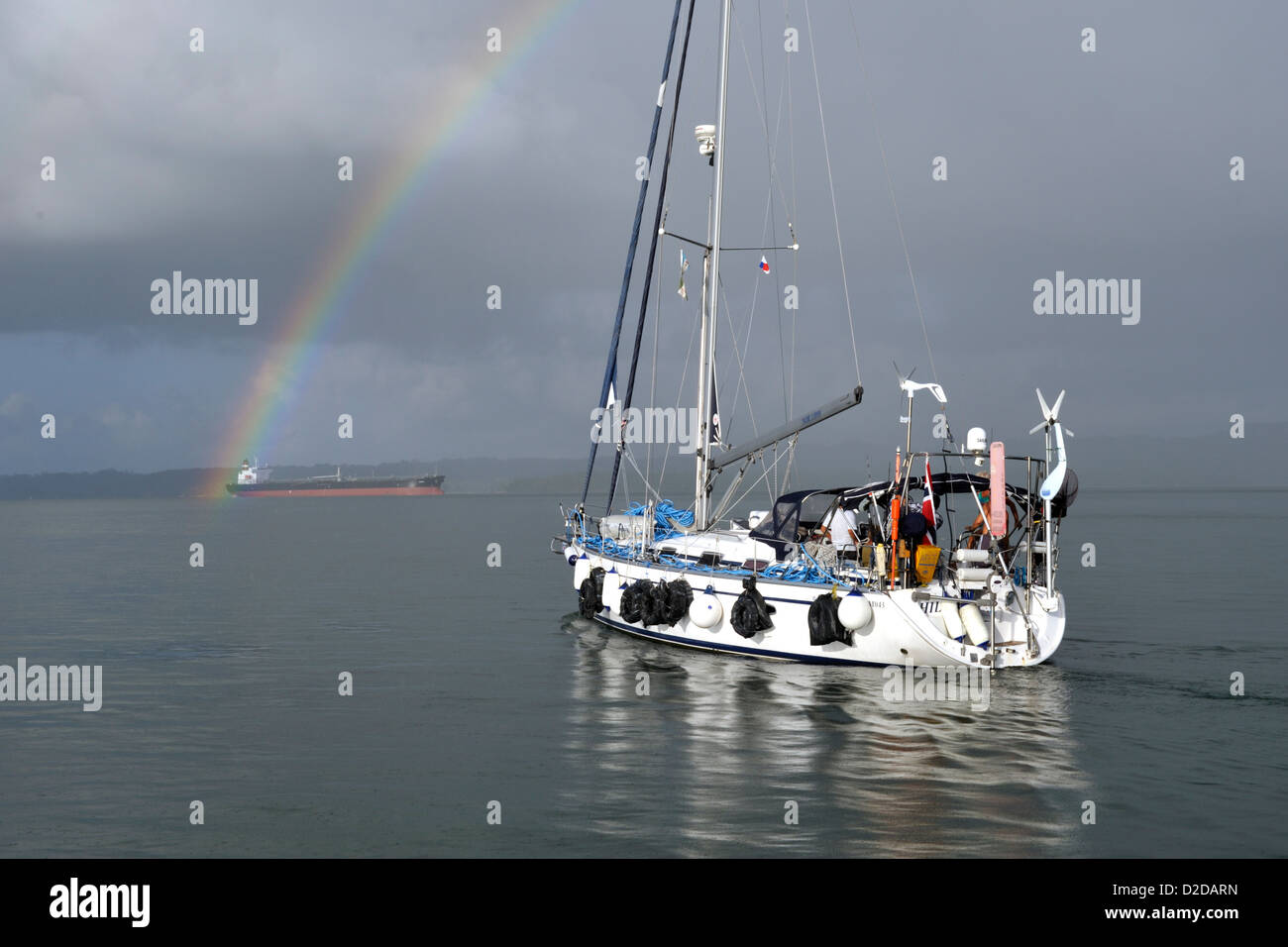 Traversée du lac Gatun yacht de croisière d'origine humaine, et au-dessus du niveau de la mer, après une nuit attaché à une bouée pendant le transit du canal de Panama Banque D'Images
