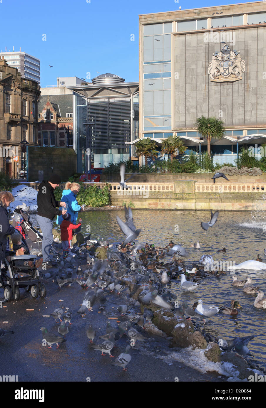 Les gens nourrir les oiseaux Mowbray Park Sunderland North East England UK Banque D'Images