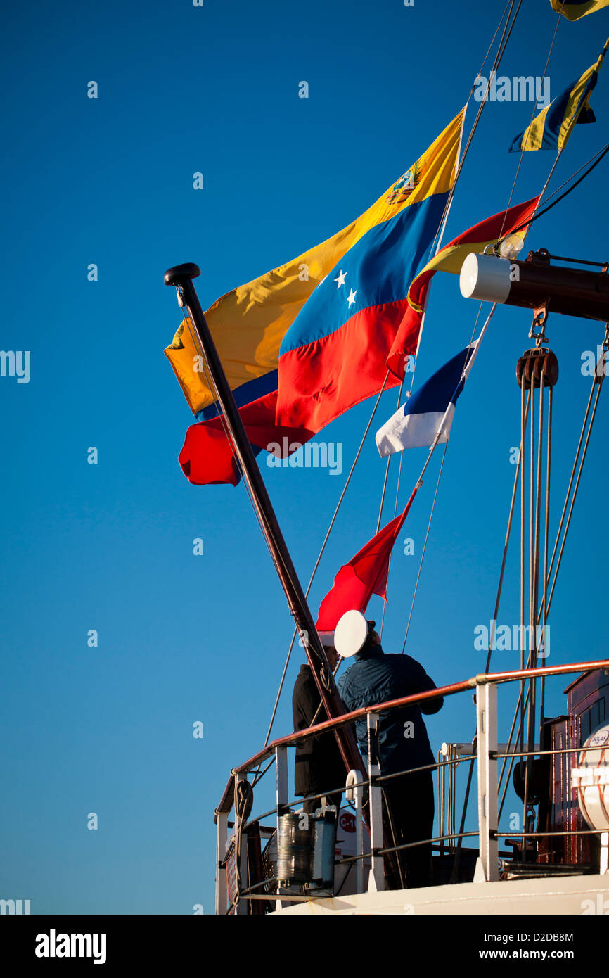 Drapeau national colombien d'être soulevées à partir de l'arrière du Tall Ship Gloria. Banque D'Images