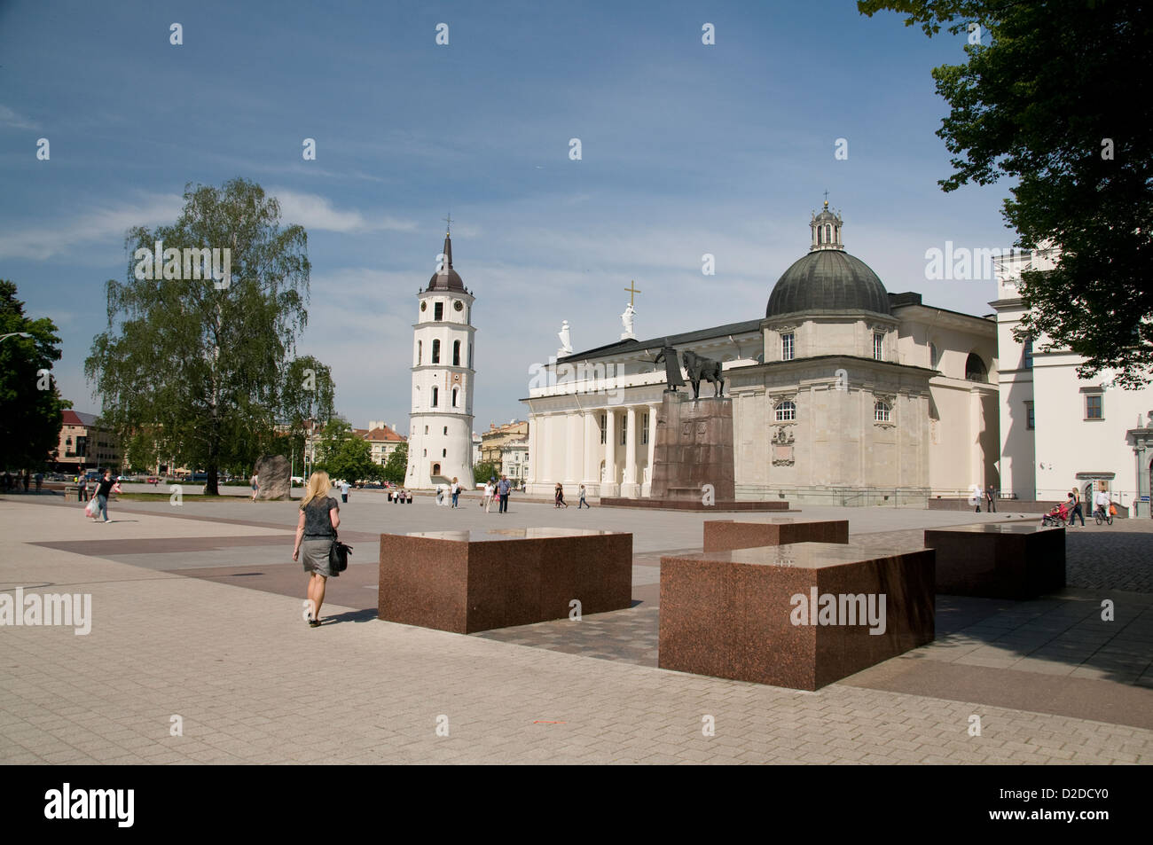 Le beffroi et une statue de Gediminas, Grand-duc de Lituanie, fondateur de Vilnius datant de 14th ans, sur la place de la cathédrale, Vilnius, Lituanie, la rue Baltique Banque D'Images