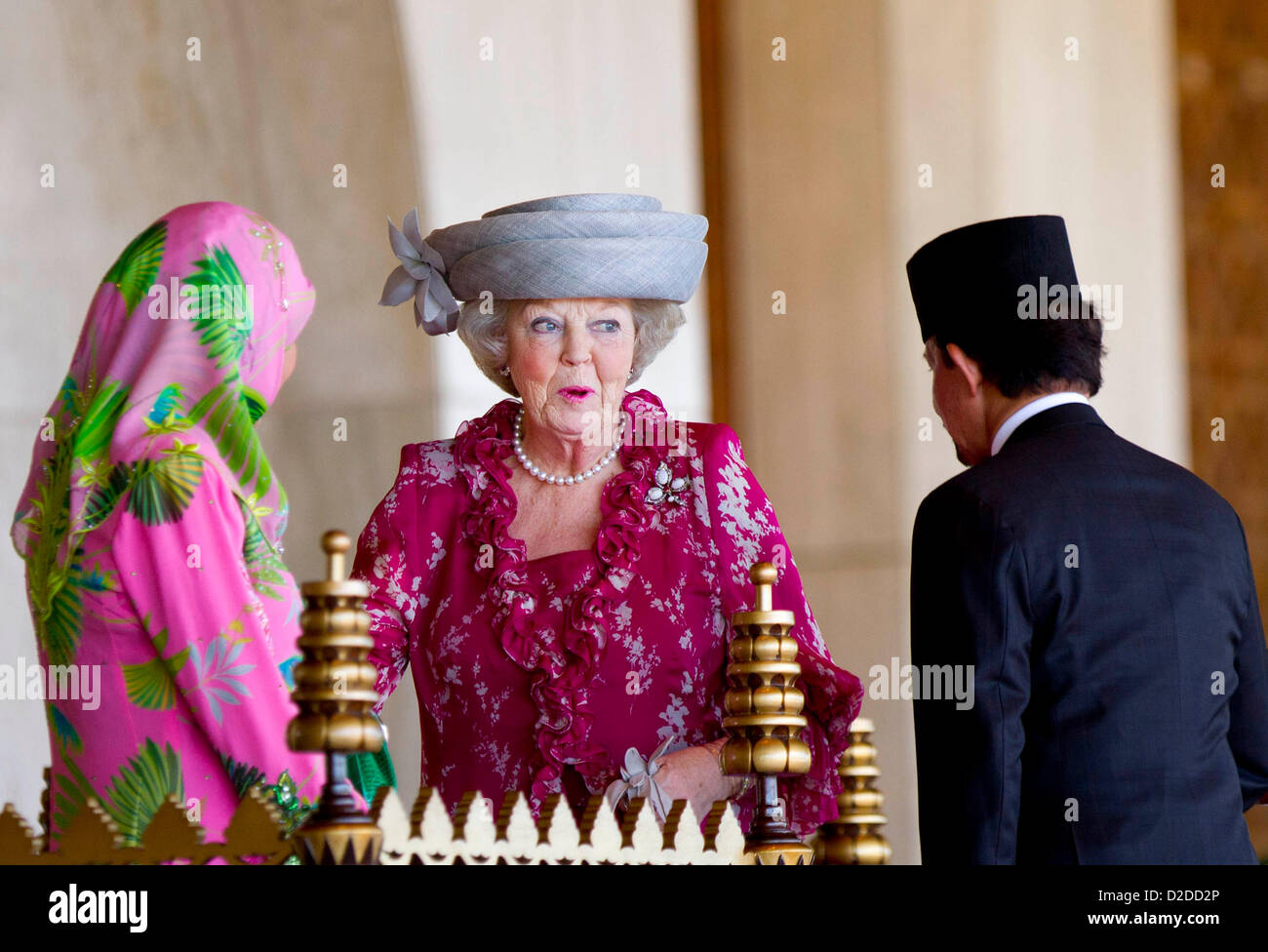 Le Sultan Hassanal Bolkiah de Brunei (R) et son épouse Pengiran Anak Saleha (L) bienvenue la Reine Beatrix des Pays-Bas à Bandar Seri Begawan, Brunei, 21 janvier 2013. La Reine des Pays-Bas est sur une visite d'Etat de deux jours du sultanat. Photo : Albert Nieboer / Pays-Bas OUT Banque D'Images