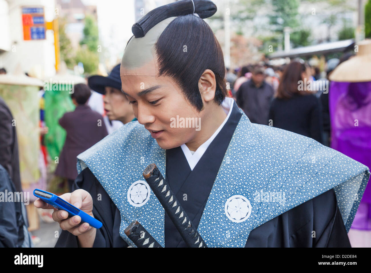 Le Japon, Honshu, le Kanto, Tokyo, Asakusa, festival Jidai Matsurai, Participant habillé comme Samurai Warrior using Mobile Phone Banque D'Images