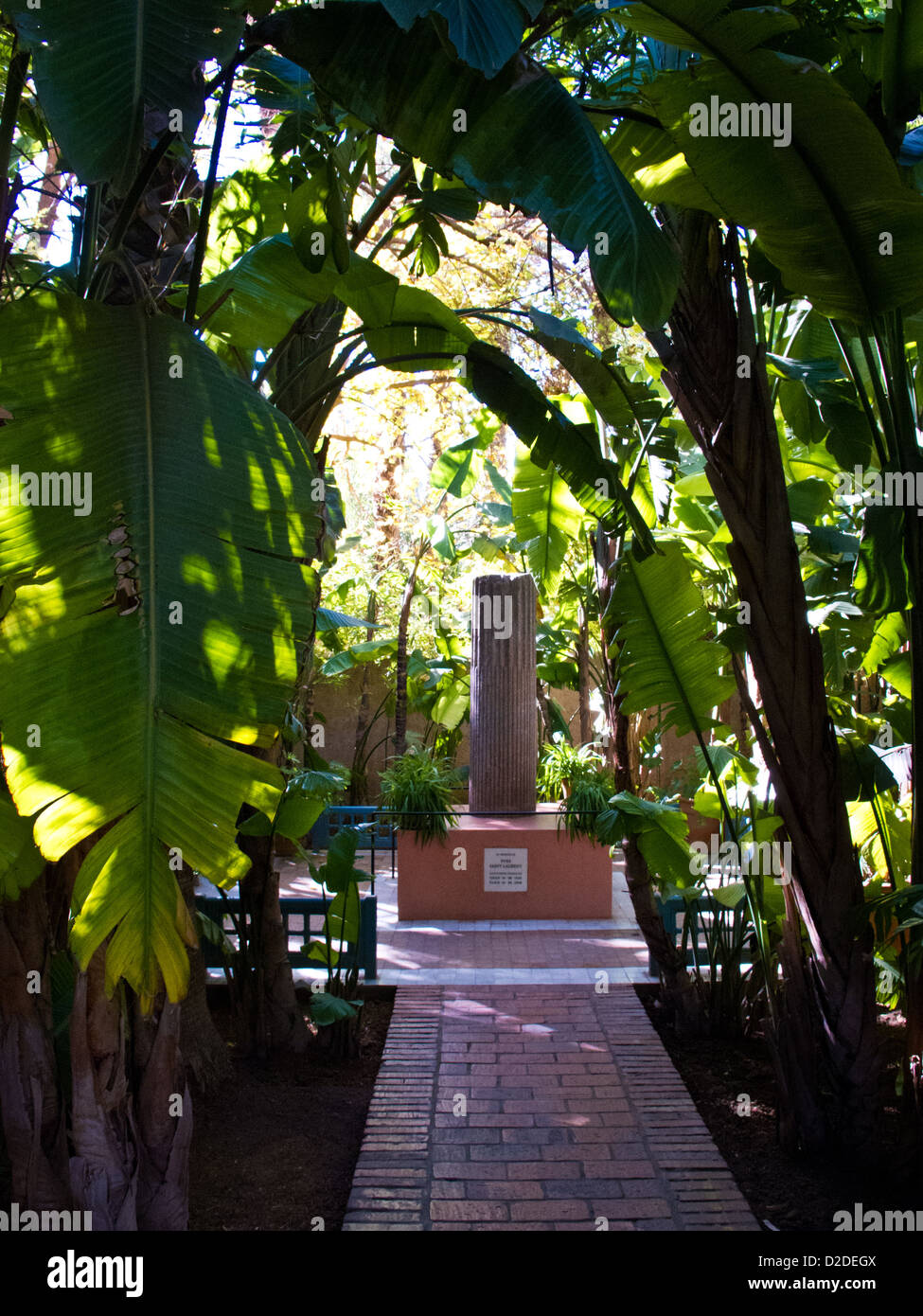 Le simple hommage à Yves St Laurent est situé dans un bosquet de bambous. Jardin Majorelle, Marrakech, Maroc Banque D'Images