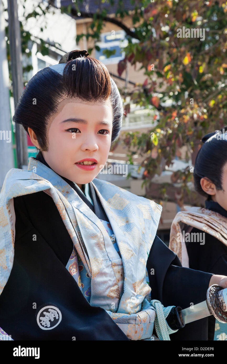 Le Japon, Honshu, le Kanto, Tokyo, Asakusa, Jidai Matsurai Festival, jeune garçon habillé en guerrier Samouraï Banque D'Images