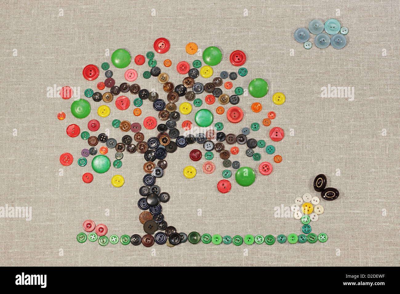 Arbre fruitier, fleur et papillon pour vintage boutons sur lin écru Banque D'Images