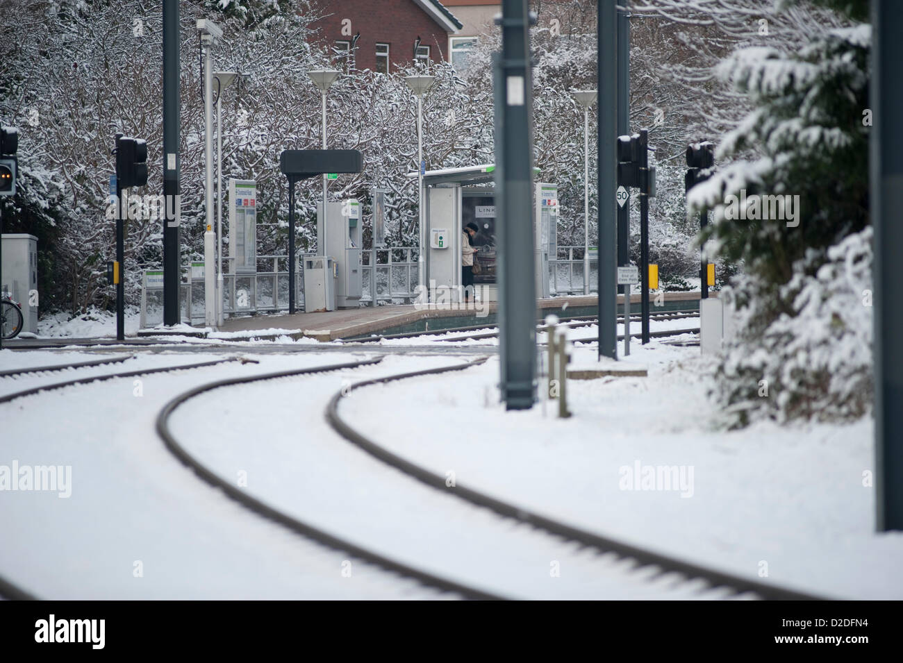 À l'ouest de Londres, Royaume-Uni. 21 janvier 2013. La neige a couvert les lignes de tram à Dundonald Road station à Wimbledon avec l'attente des passagers. Banque D'Images