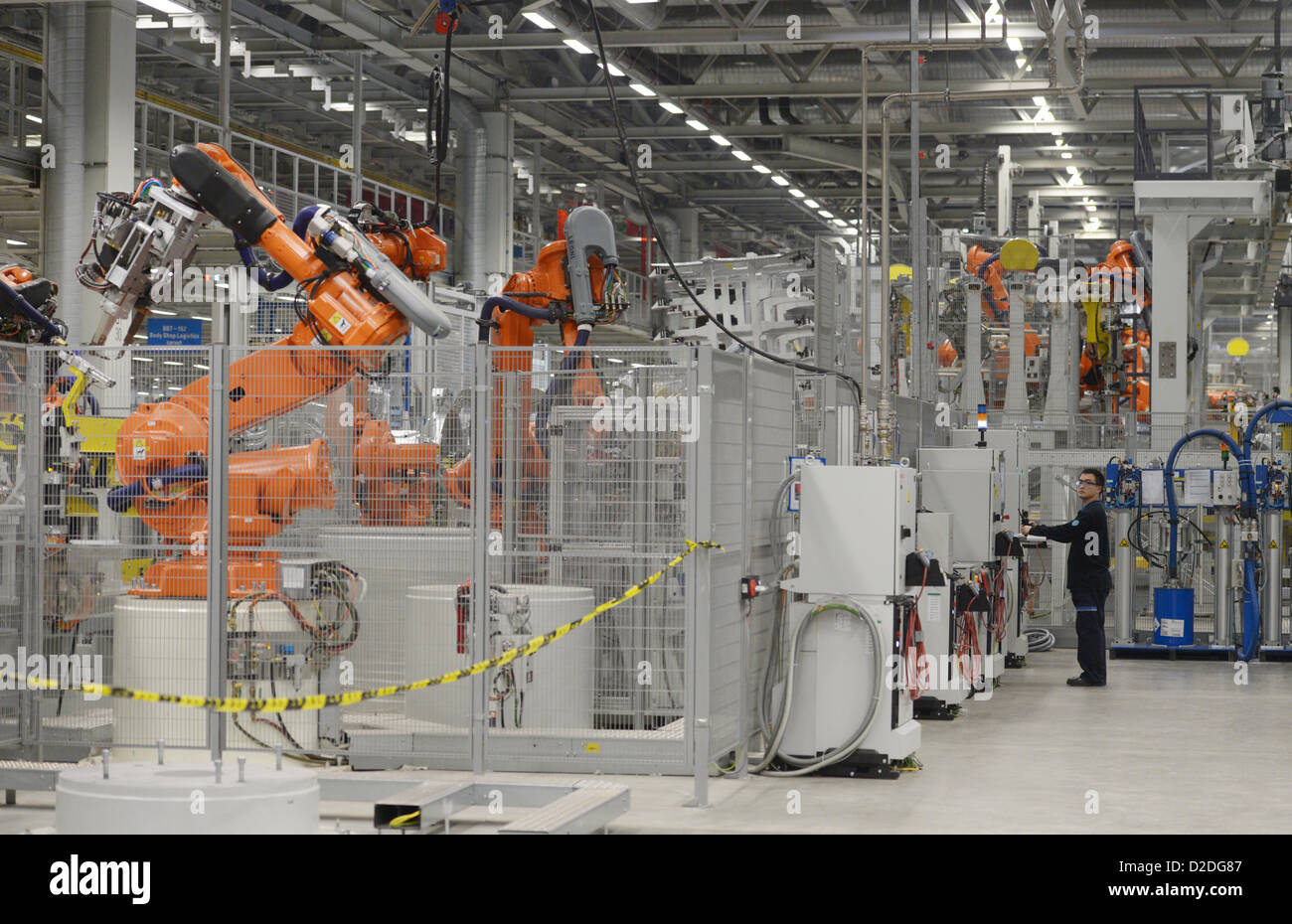 Les robots sont l'installation de pièces de véhicule à l'usine de production de BMW-Brilliance Automotive en Shenyang-Tiexi, Chine. Photo prise le 12 octobre 2012. Banque D'Images