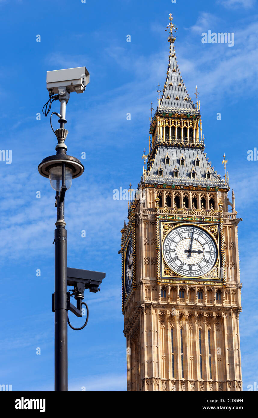 Sécurité CCTV caméras montées sur un lampadaire à Westminster avec Big Ben en arrière-plan. Banque D'Images