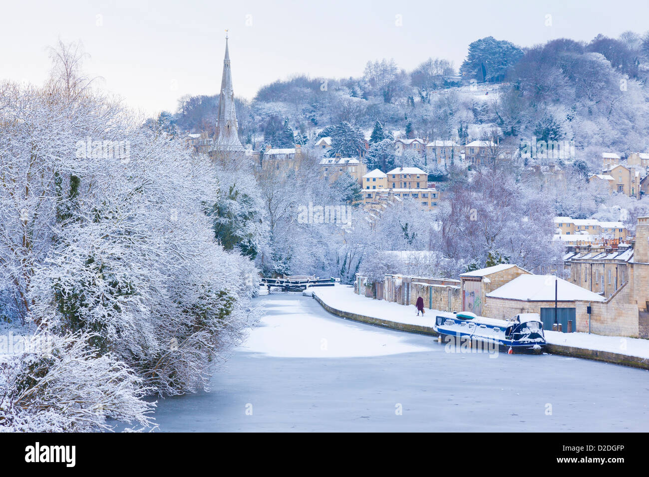 Scène d'hiver avec un canal gelé recouvert de neige, à Bath, en Angleterre. Banque D'Images