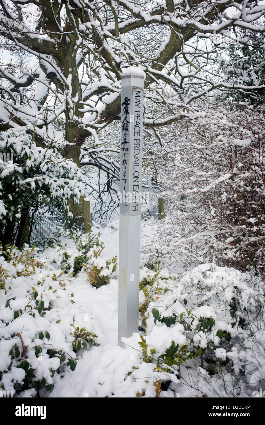 Jardin de la paix après le marqueur dans coin tranquille de Dulwich Park, Southwark, Londres du sud au milieu de l'hiver la neige. Banque D'Images