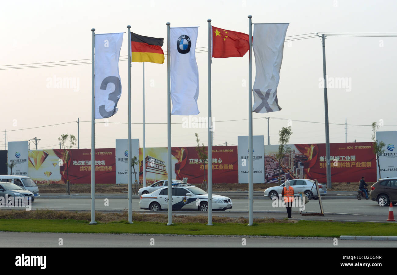 Les drapeaux sur les terrains de l'usine de production de BMW-Brilliance Automotive en Shenyang-Tiexi, Chine. Photo prise le 12 octobre 2012. Banque D'Images