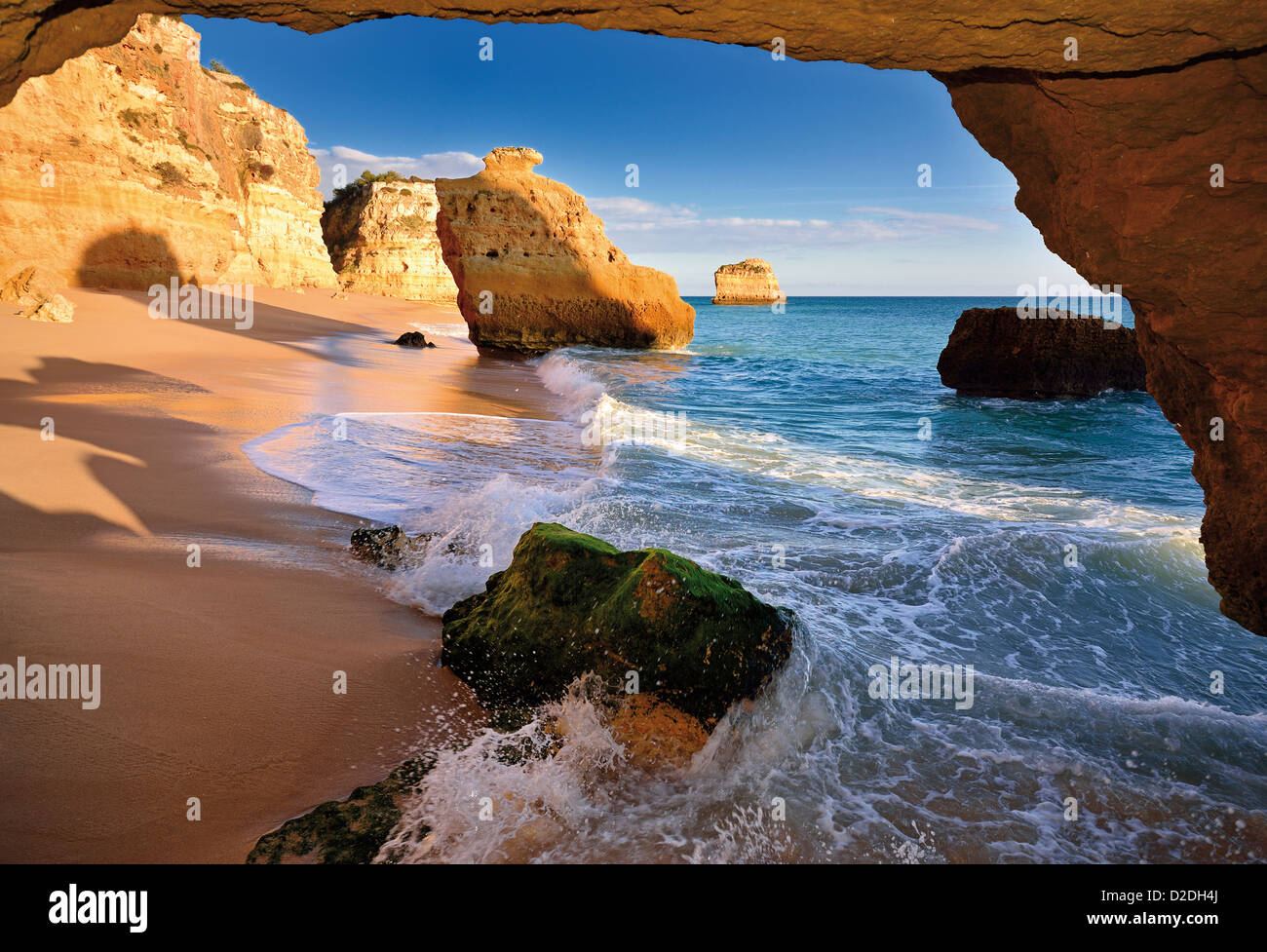Le Portugal, l'Algarve : Cave vue de plage de Praia da Marinha près de Benagil Banque D'Images