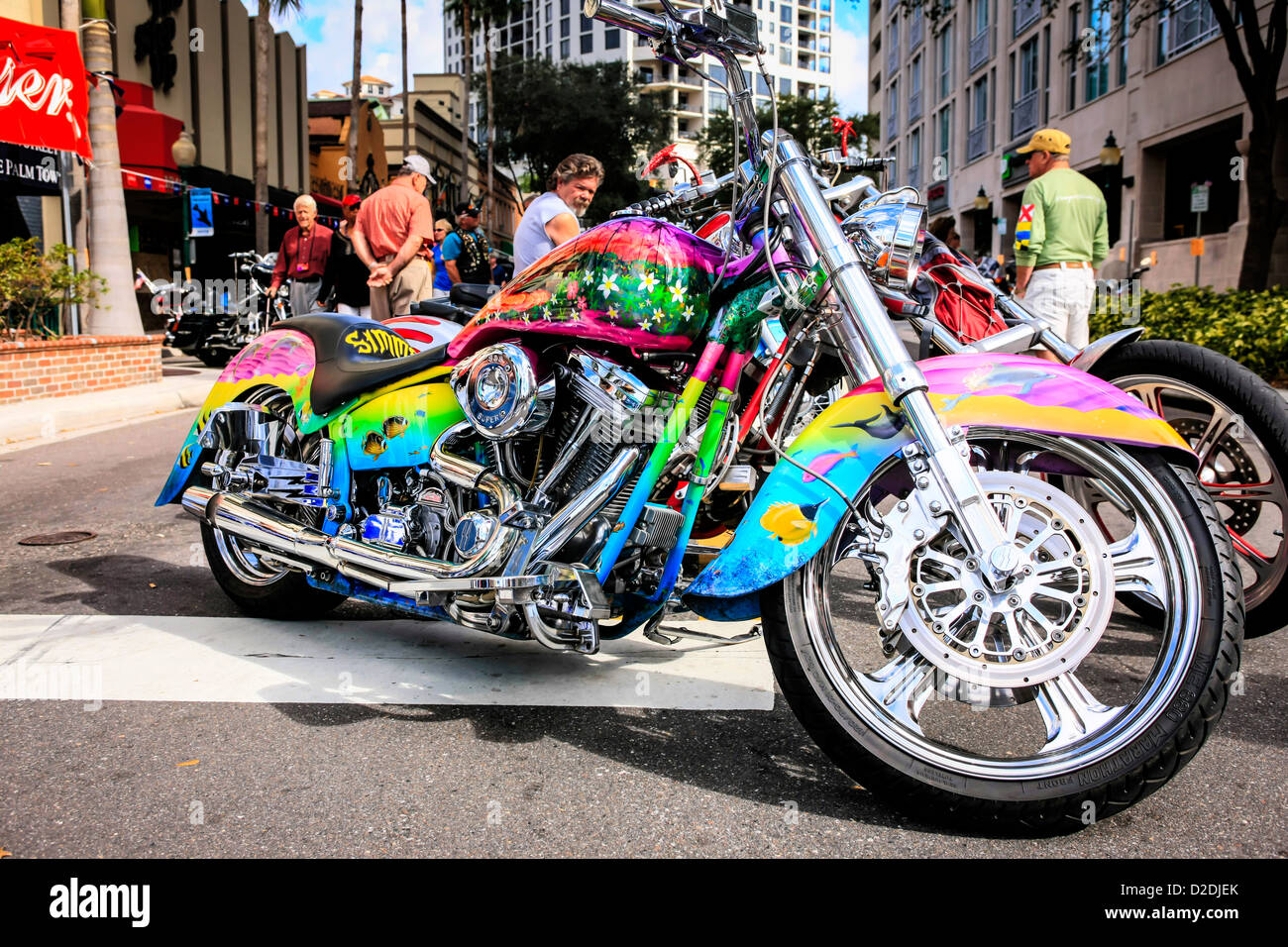 Travail de peinture Psychodelic sur une Harley au Thunder Bay dans le cas de moto à Sarasota en Floride Banque D'Images