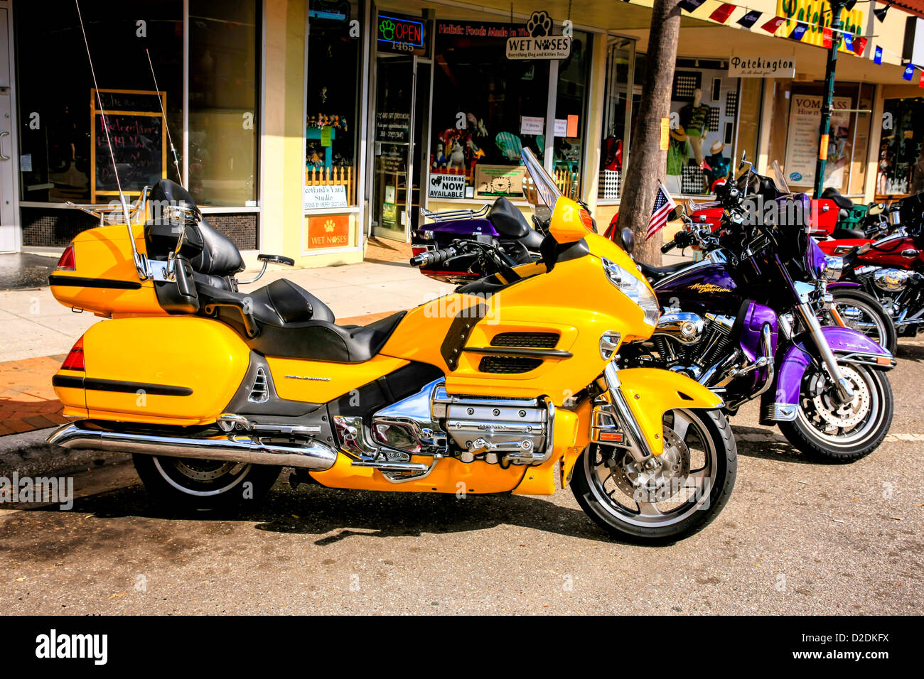 Honda Gold Wing-jaune entre les Harley's au Thunder Bay dans le cas de moto à Sarasota en Floride Banque D'Images