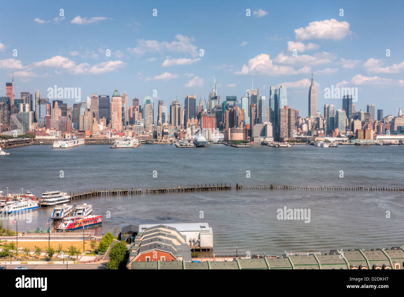 L'horizon de Manhattan comme vu sur le fleuve Hudson à l'est du New Jersey par un après-midi d'été. Banque D'Images