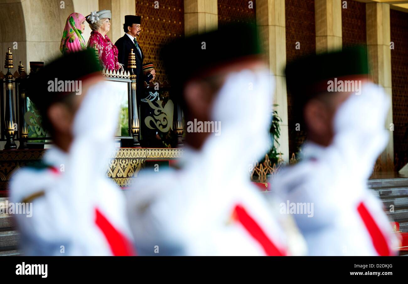 Le Sultan Hassanal Bolkiah de Brunei (R) et son épouse Pengiran Anak Saleha (L) bienvenue la Reine Beatrix des Pays-Bas à Bandar Seri Begawan, Brunei, 21 janvier 2013. La Reine des Pays-Bas est sur une visite d'Etat de deux jours du sultanat. Photo : Patrick van Katwijk Banque D'Images