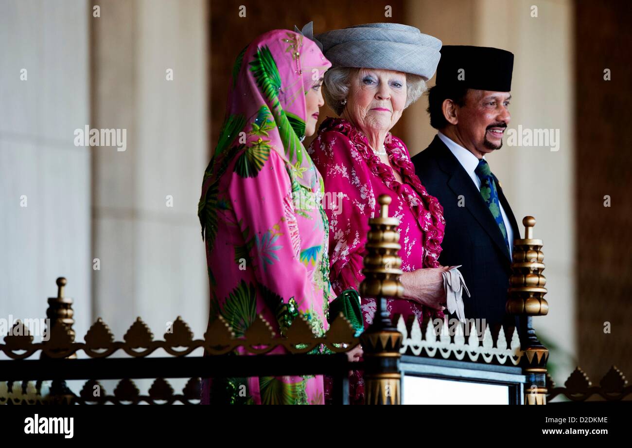 Le Sultan Hassanal Bolkiah de Brunei (R) et son épouse Pengiran Anak Saleha (L) bienvenue la Reine Beatrix des Pays-Bas à Bandar Seri Begawan, Brunei, 21 janvier 2013. La Reine des Pays-Bas est sur une visite d'Etat de deux jours du sultanat. Photo : Patrick van Katwijk Pays-bas OUT Banque D'Images