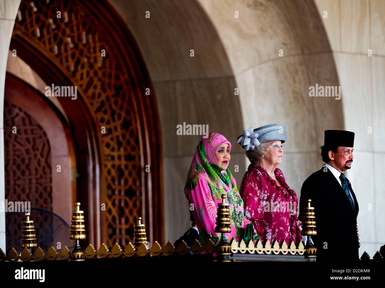 Le Sultan Hassanal Bolkiah de Brunei (R) et son épouse Pengiran Anak Saleha (L) bienvenue la Reine Beatrix des Pays-Bas à Bandar Seri Begawan, Brunei, 21 janvier 2013. La Reine des Pays-Bas est sur une visite d'Etat de deux jours du sultanat. Photo : Patrick van Katwijk Pays-bas OUT Banque D'Images