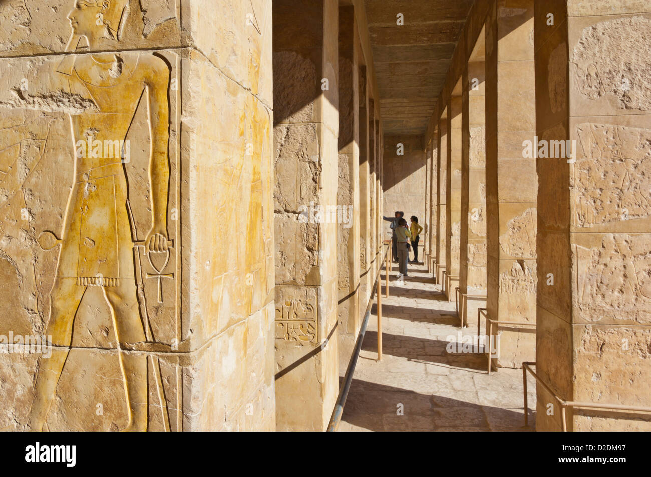 Colonnes close up dans le Temple d'Hatshepsout restauré sur la rive ouest de Louxor Egypte Moyen Orient Banque D'Images