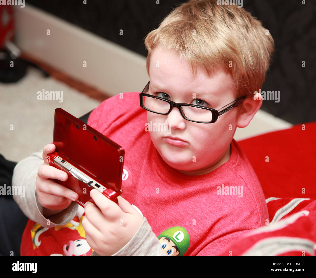 Enfant obèse à jouer à des jeux sur ordinateur Banque D'Images