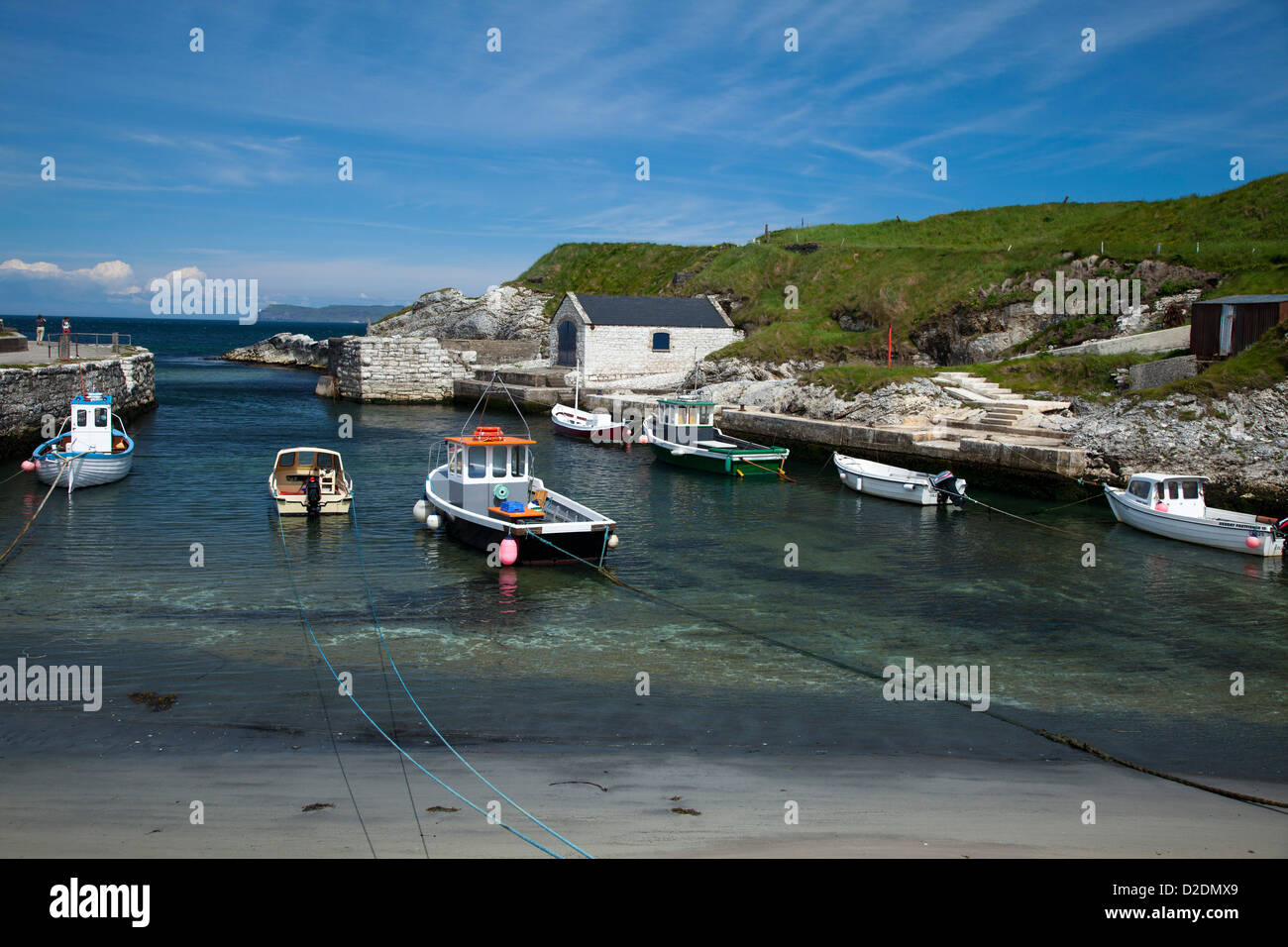 Les bateaux de pêche amarrés dans le port de Ballintoy, côte de Causeway, le comté d'Antrim, en Irlande du Nord. Banque D'Images