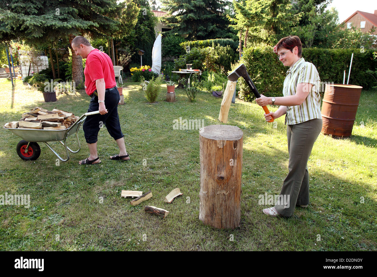 Dresden, Allemagne, un Paerchen couper du bois pour la cheminée Banque D'Images