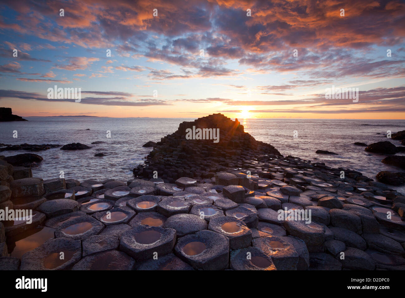 Le coucher du soleil, Giant's Causeway, le comté d'Antrim, en Irlande du Nord. Banque D'Images