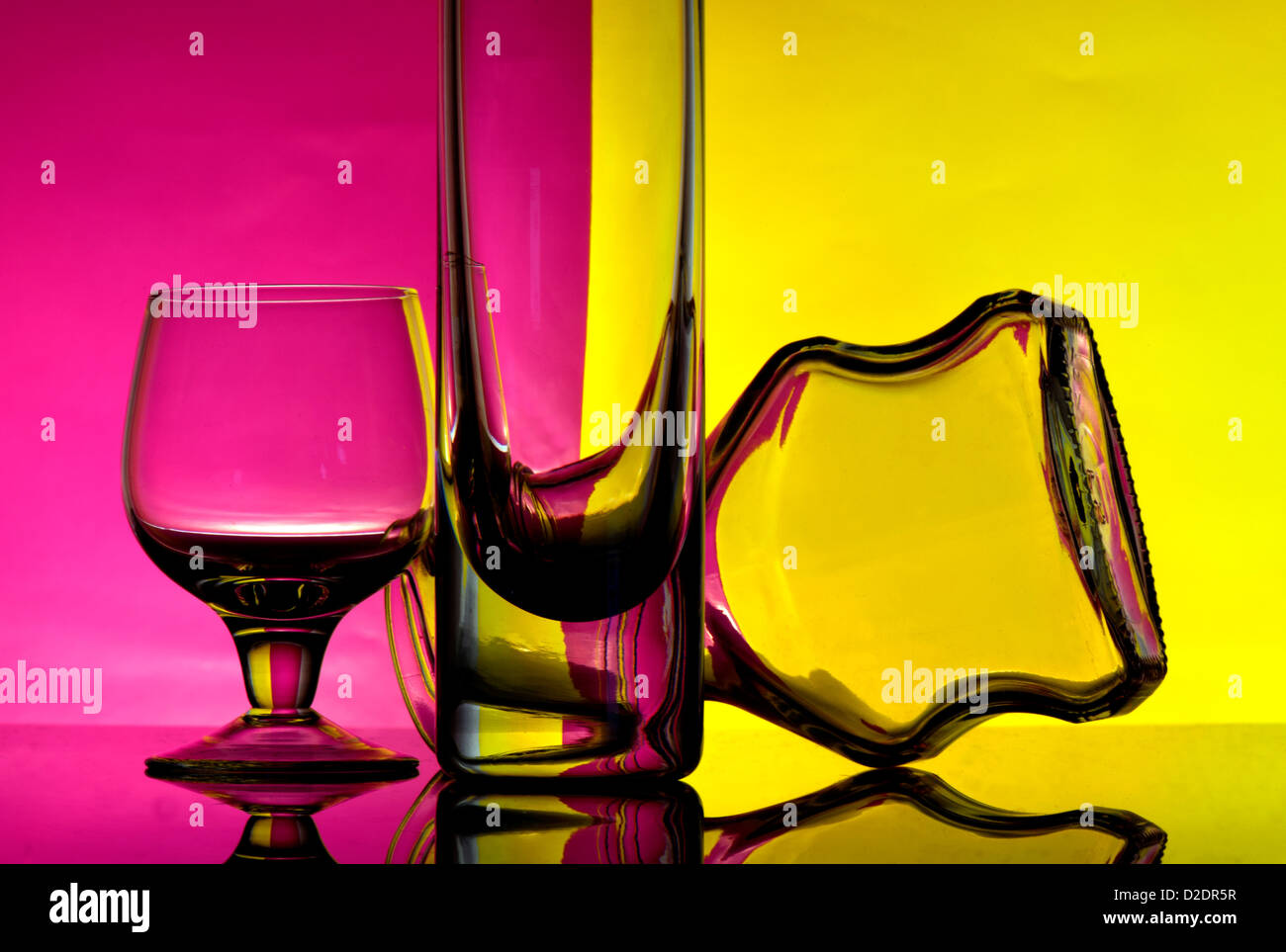 Gobelets en verre sur un arrière-plan coloré résumé Banque D'Images