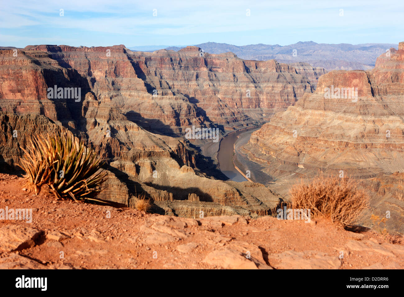 À la recherche sur le bord du canyon et la rivière Colorado guano point Grand Canyon West arizona usa Banque D'Images